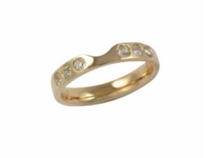 Wedding band in 18ct rose gold of cut out design.