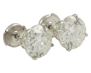 Claw set diamond earrings in 950 platinum – set with round brilliant diamonds.